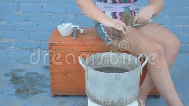 在河中捕获的活小龙虾是在露天的Arge铝锅里煮熟的。 女人把迪尔放进平底锅和盐水里。 小龙虾